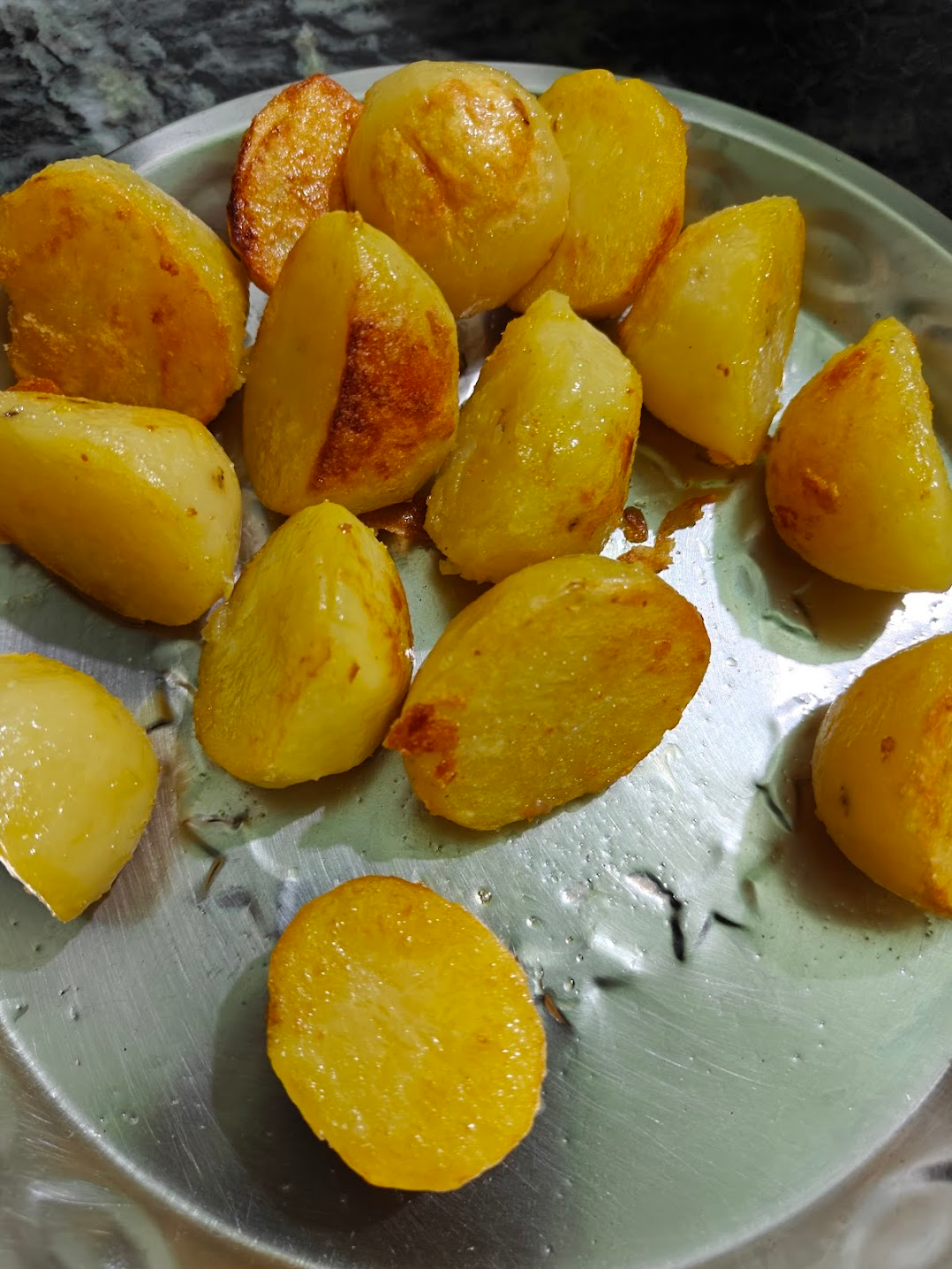 golden brown fried potatoes kept aside